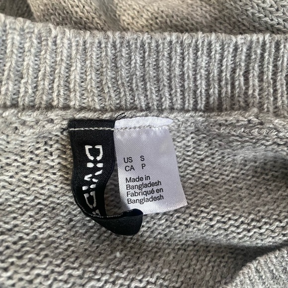H&M Gray Knit Sweater Size Small - Picture 2 of 3